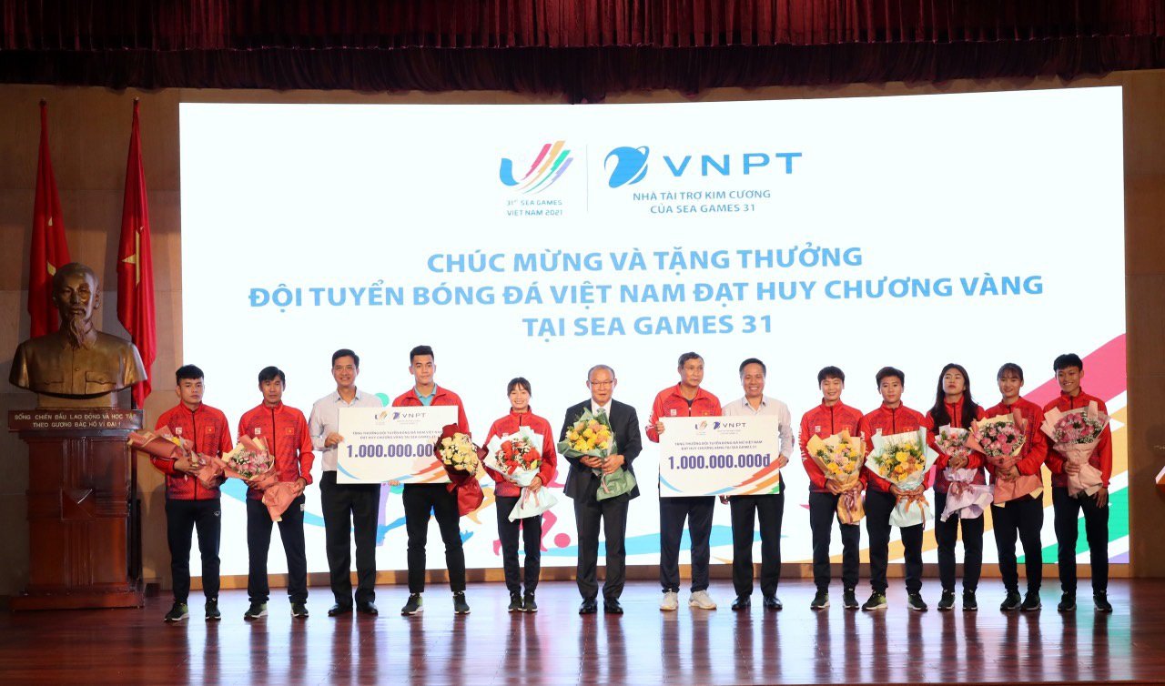VNPT trao thưởng cho hai đội tuyển bóng đá nam, nữ Việt Nam